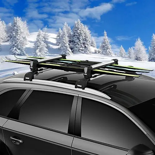 Thule SnowPack krovni nosač – aluminijumsko kućište i gumene ruke koje drže skije/snowboard